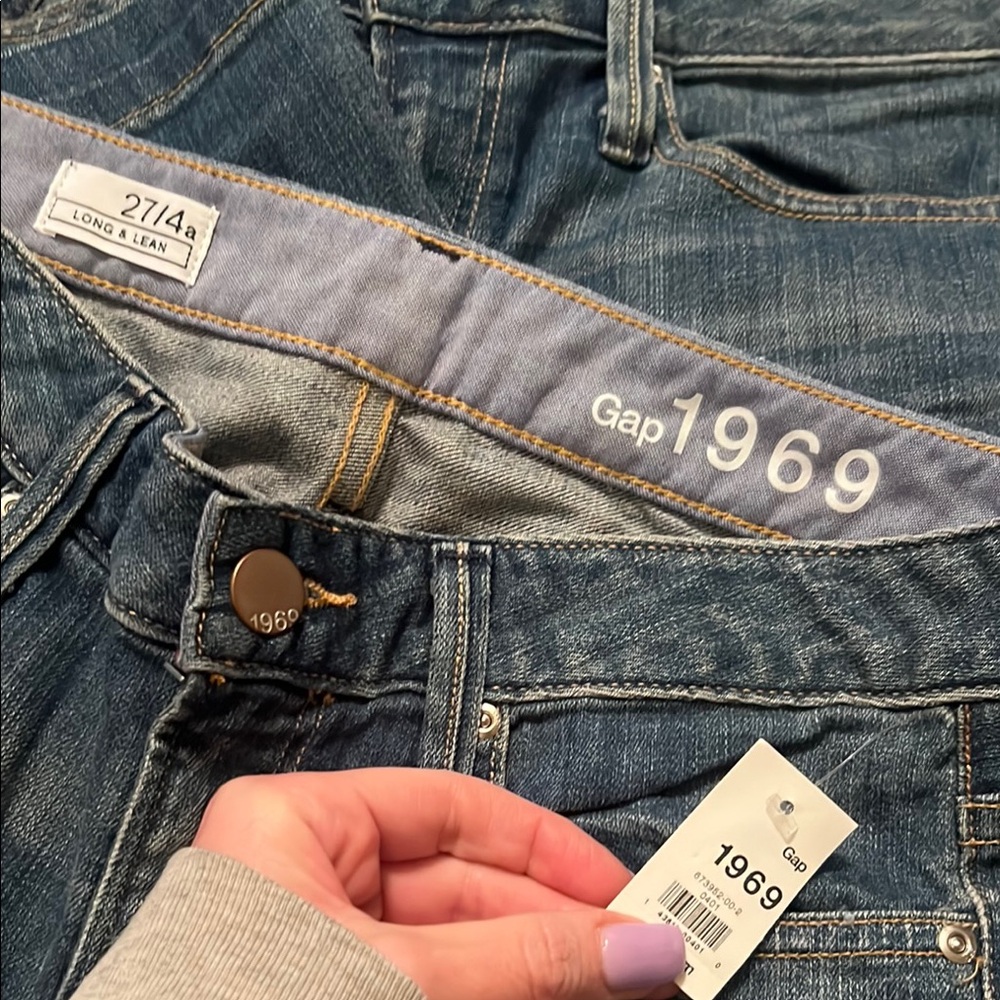 Lot of 3 women’s gap jeans. One NWT, one long shorts - Picture 4 of 5